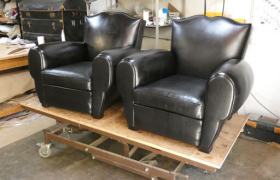 Restauration d'un fauteuil en cuir de buffle noir